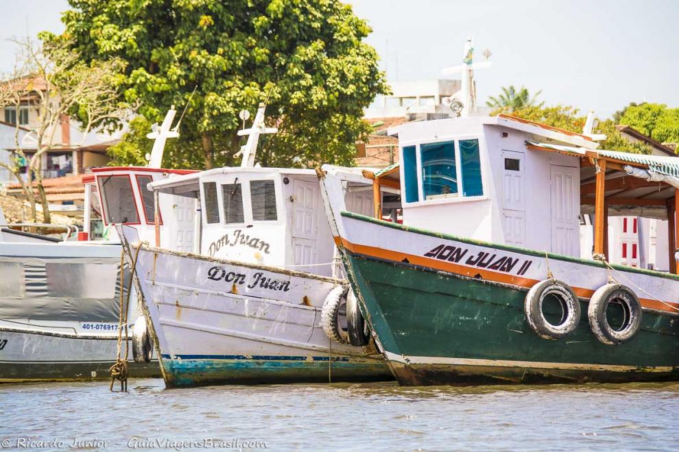 Imagem de três barcos lado a lado esperando passageiros para travessar para Ilha de Boipeba.